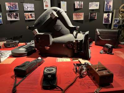...uno spazio in cui sono raccolti numerosi oggetti �vintage�...